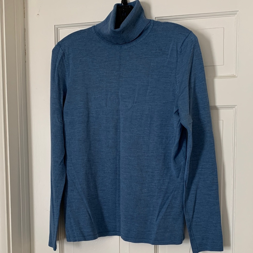 Belford silk blend women’s light blue turtleneck 
Size L (fits like a Medium)